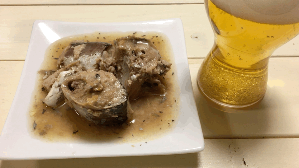 鯖の水煮とビールのGIF画像