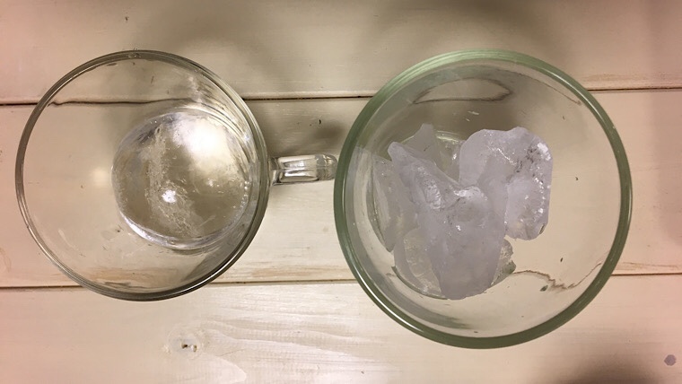 透明な氷と冷蔵庫の氷の比較の画像