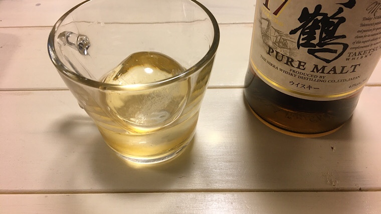 まる氷にウイスキーを入れた画像2