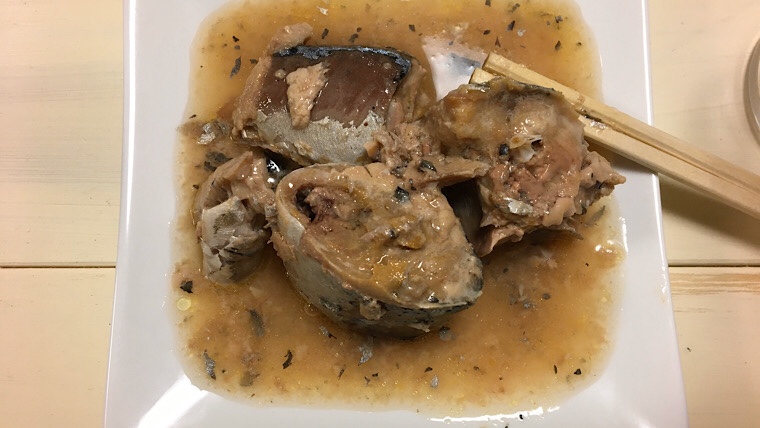 鯖の水煮を缶から出した画像
