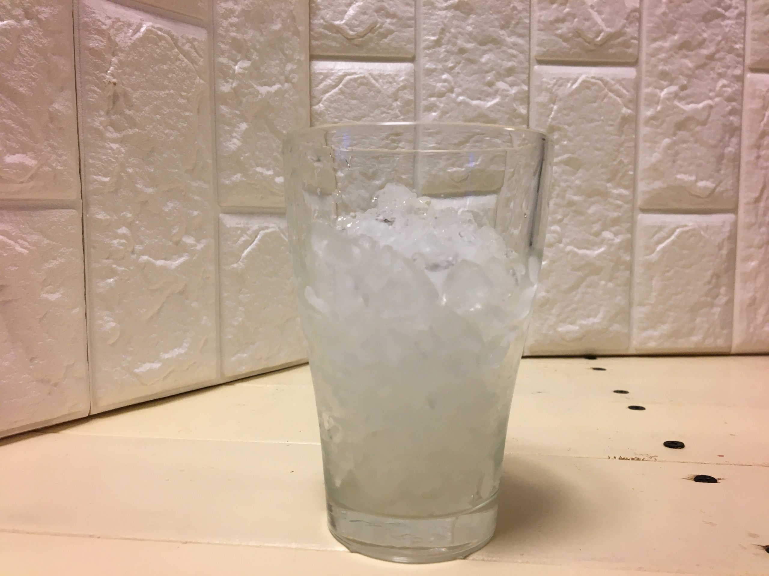 ツインバードアイスクラッシャーで作った氷をグラスに移した画像
